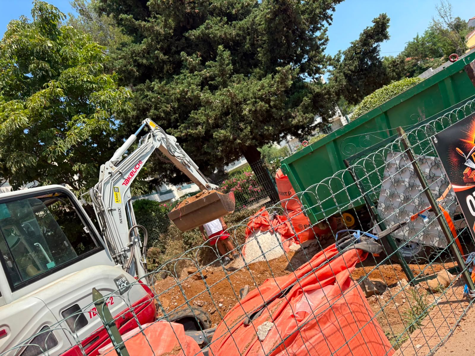 Chantier en cours avec benne d'évacuation