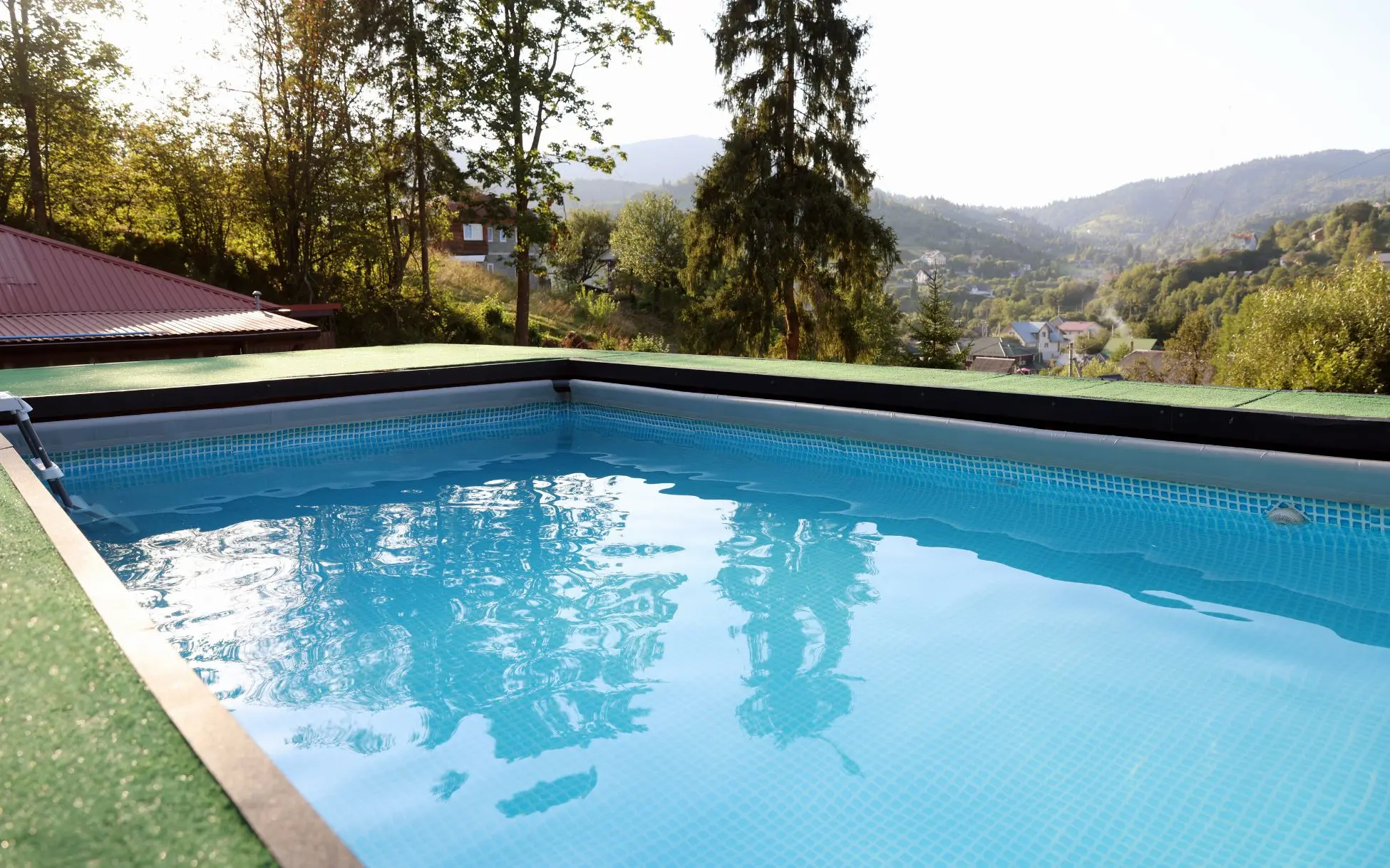 Piscine avec vue sur les collines