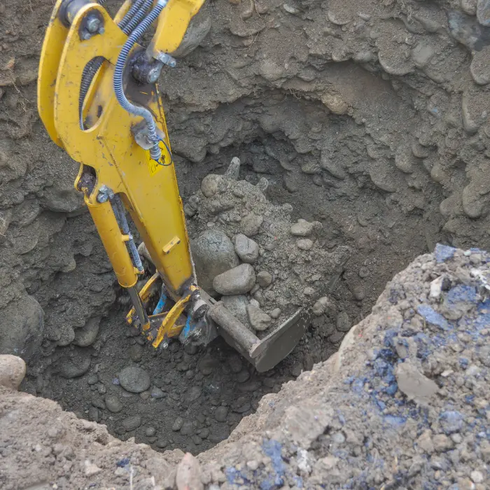 Godet en action dans un sol caillouteux