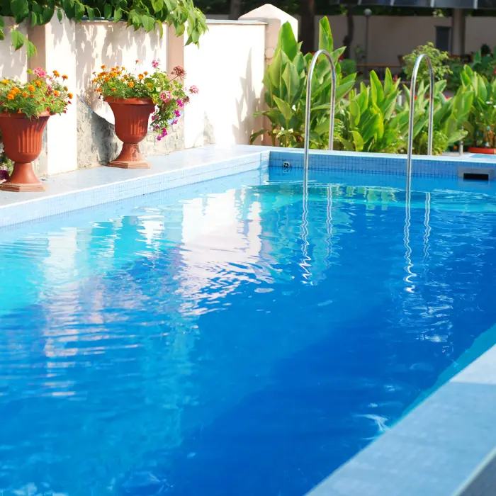 Piscine livrée après terrassement du bassin
