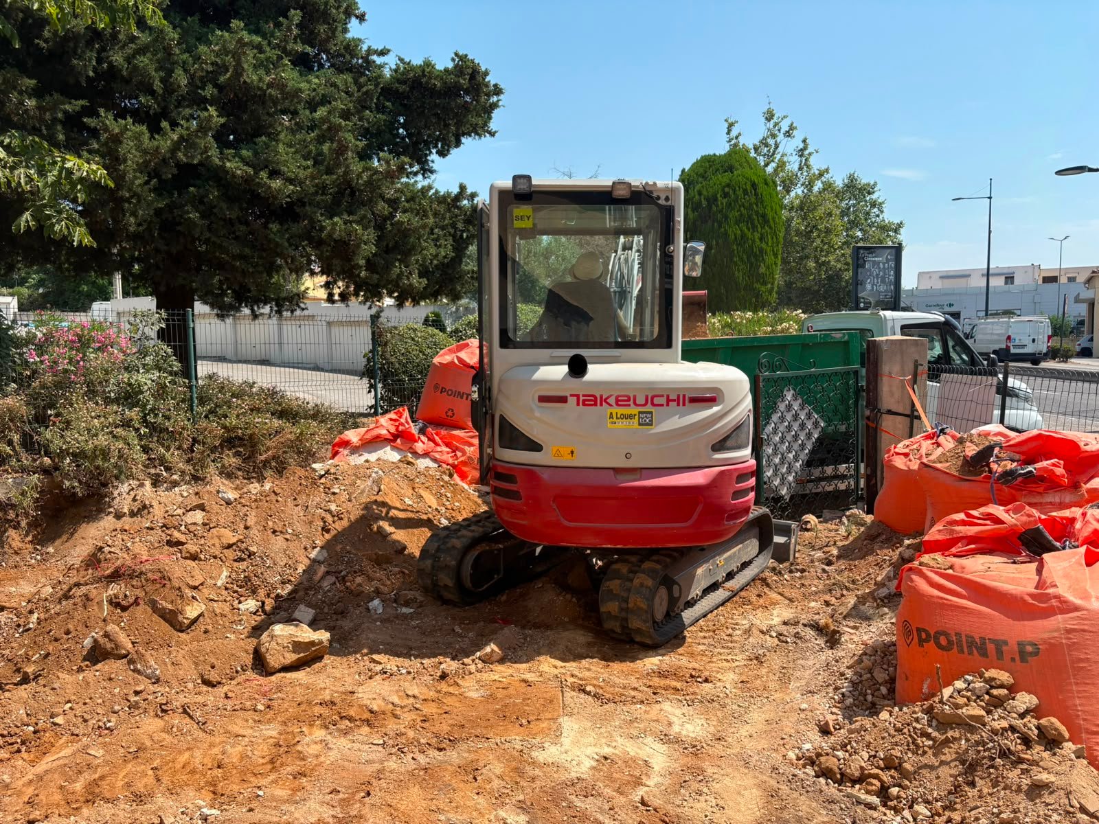Mini-pelle sur un chantier en zone urbanisée