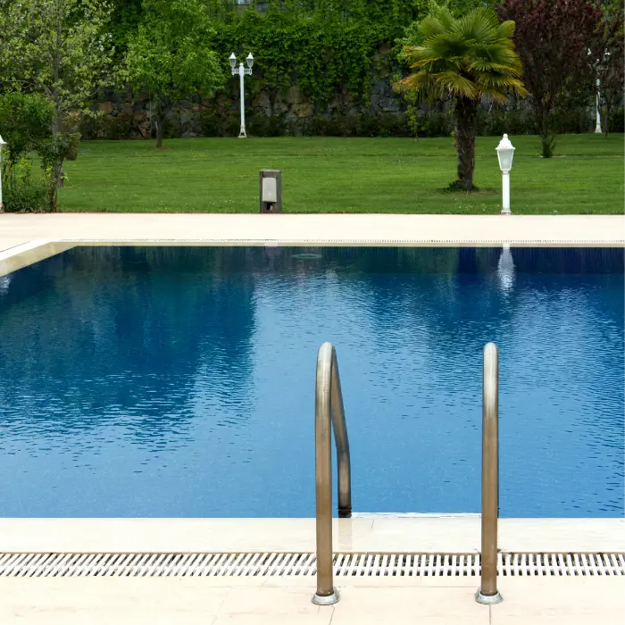Bassin intégré dans un jardin aménagé